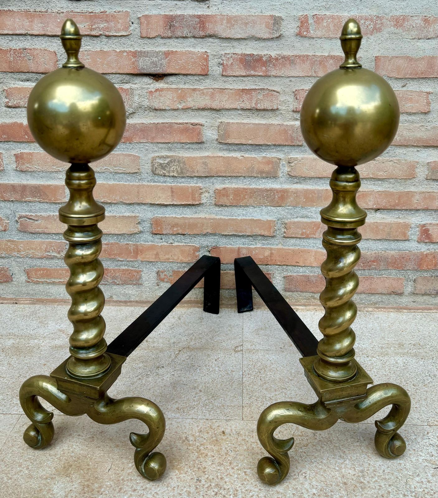 Chenets américains de style Chippendale XVIIIe siècle, laiton, boulet de canon, avec arrêts à bûches photo for sale