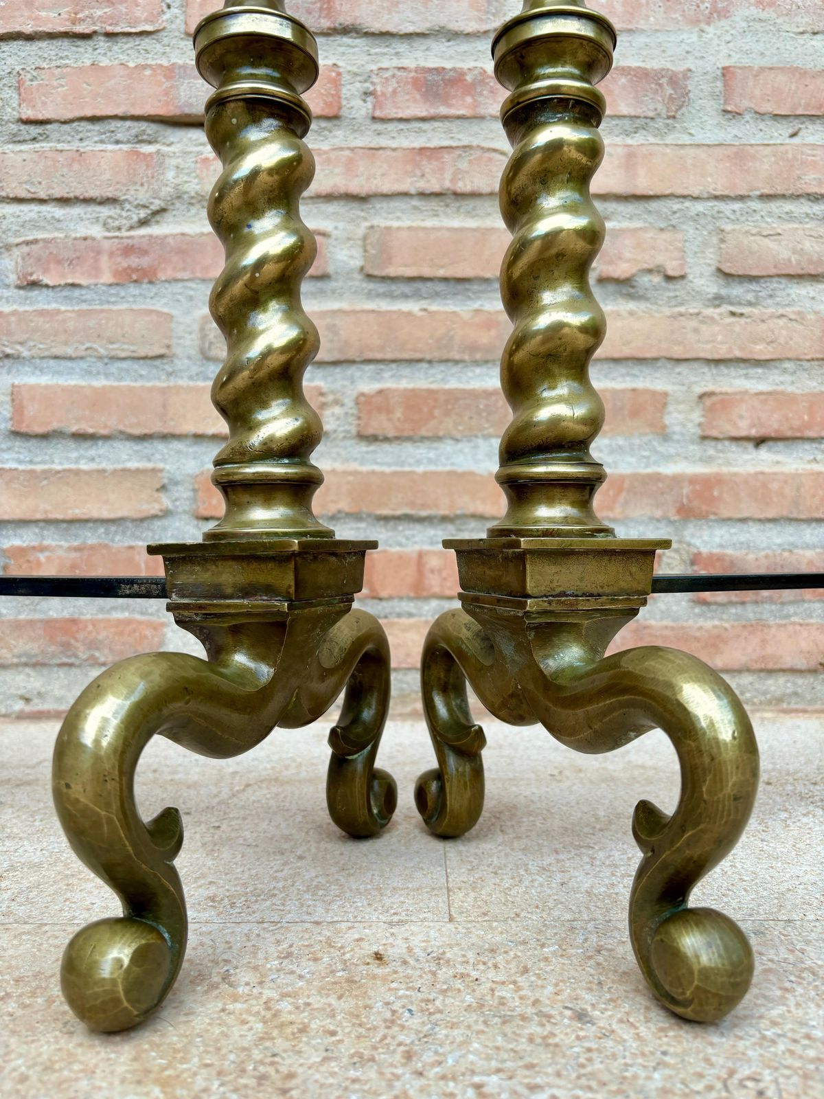 photo for sale Chenets américains de style Chippendale XVIIIe siècle, laiton, boulet de canon, avec arrêts à bûches