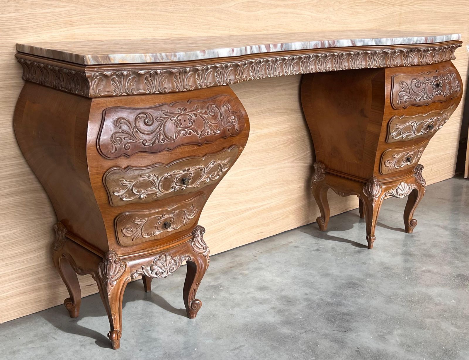 Coiffeuse baroque espagnole d'époque, années 1940, en noyer et loupe de noyer sculpté à la main photo Mobilier