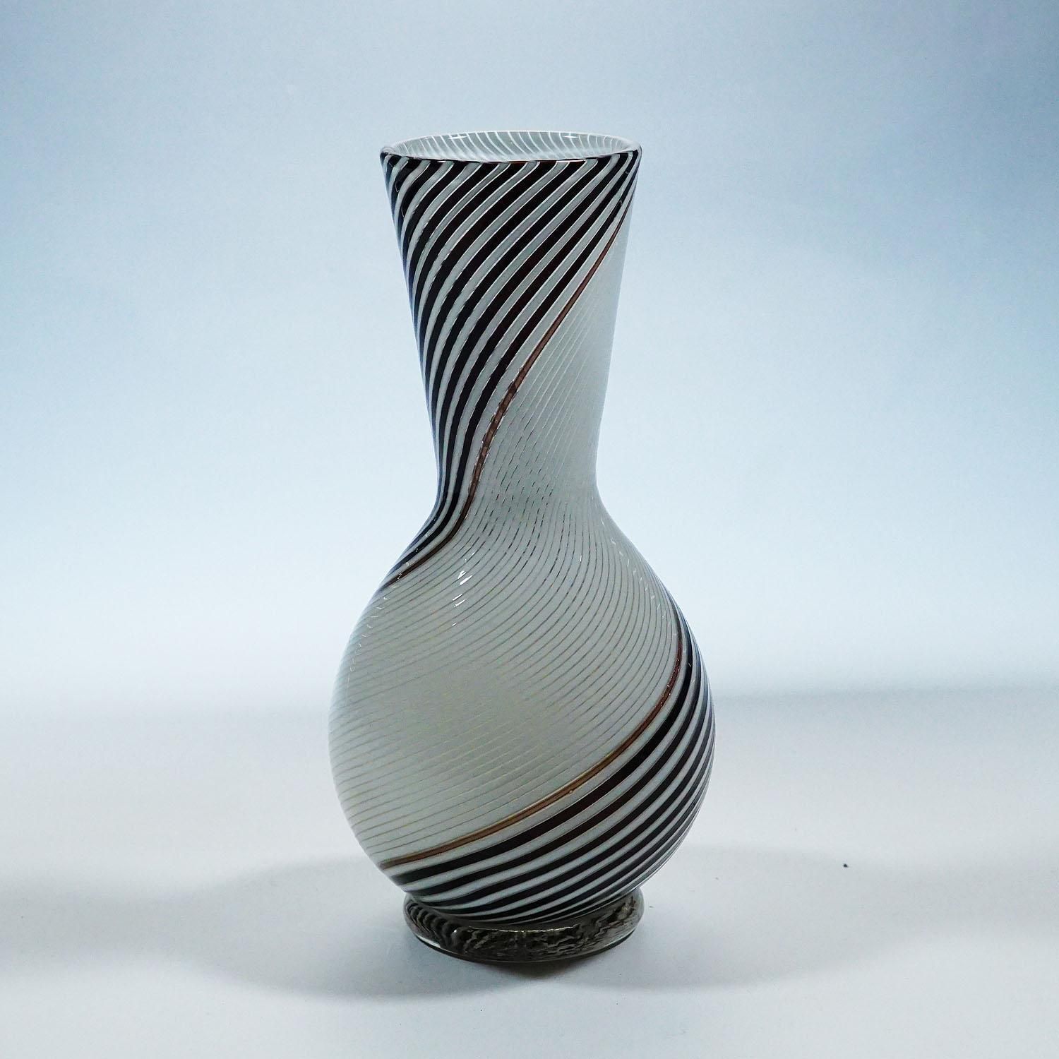 Dino Martens Voor Aureliano Toso Vaas In Filigrain Glas Ca. Jaren 1950 photo for sale