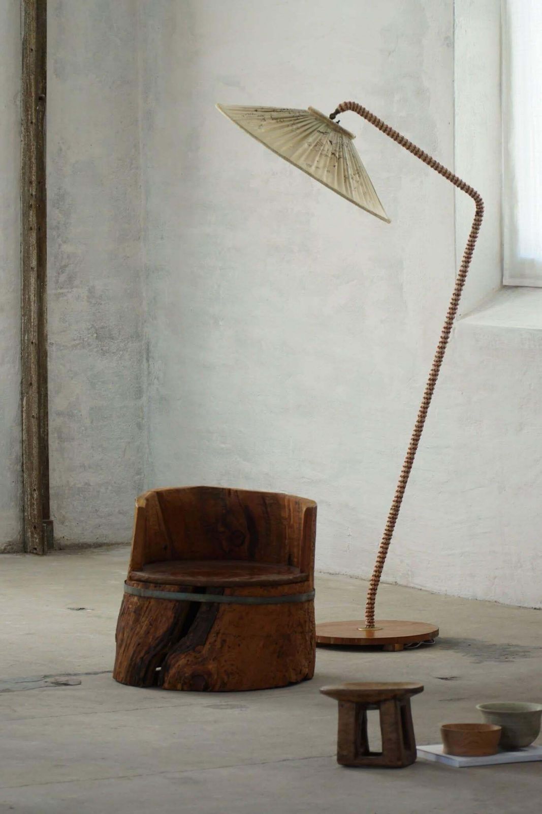 photo vintage Primitive Stump Chair In Pine, Hand Carved, Swedish Modern, Wabi Sabi, 1900s