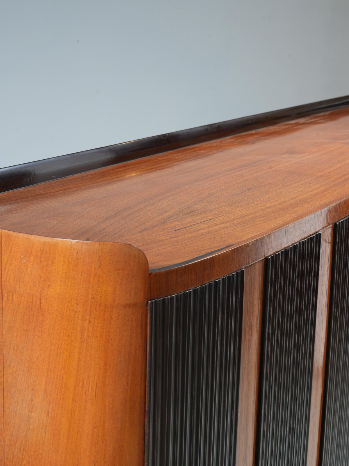 Paolo Buffa Grande Credenza Op Acht Poten, Hout, Messing En Glas, Italië, Ca. Jaren 1950 photo for sale