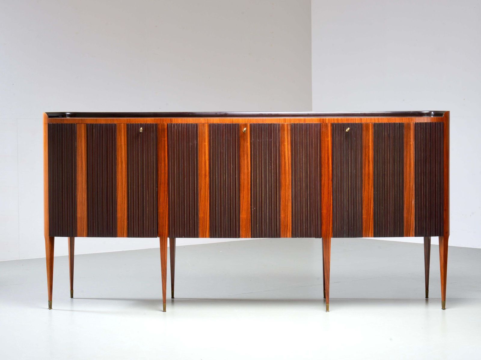 Paolo Buffa Grande Credenza Op Acht Poten, Hout, Messing En Glas, Italië, Ca. Jaren 1950 photo 29977.0