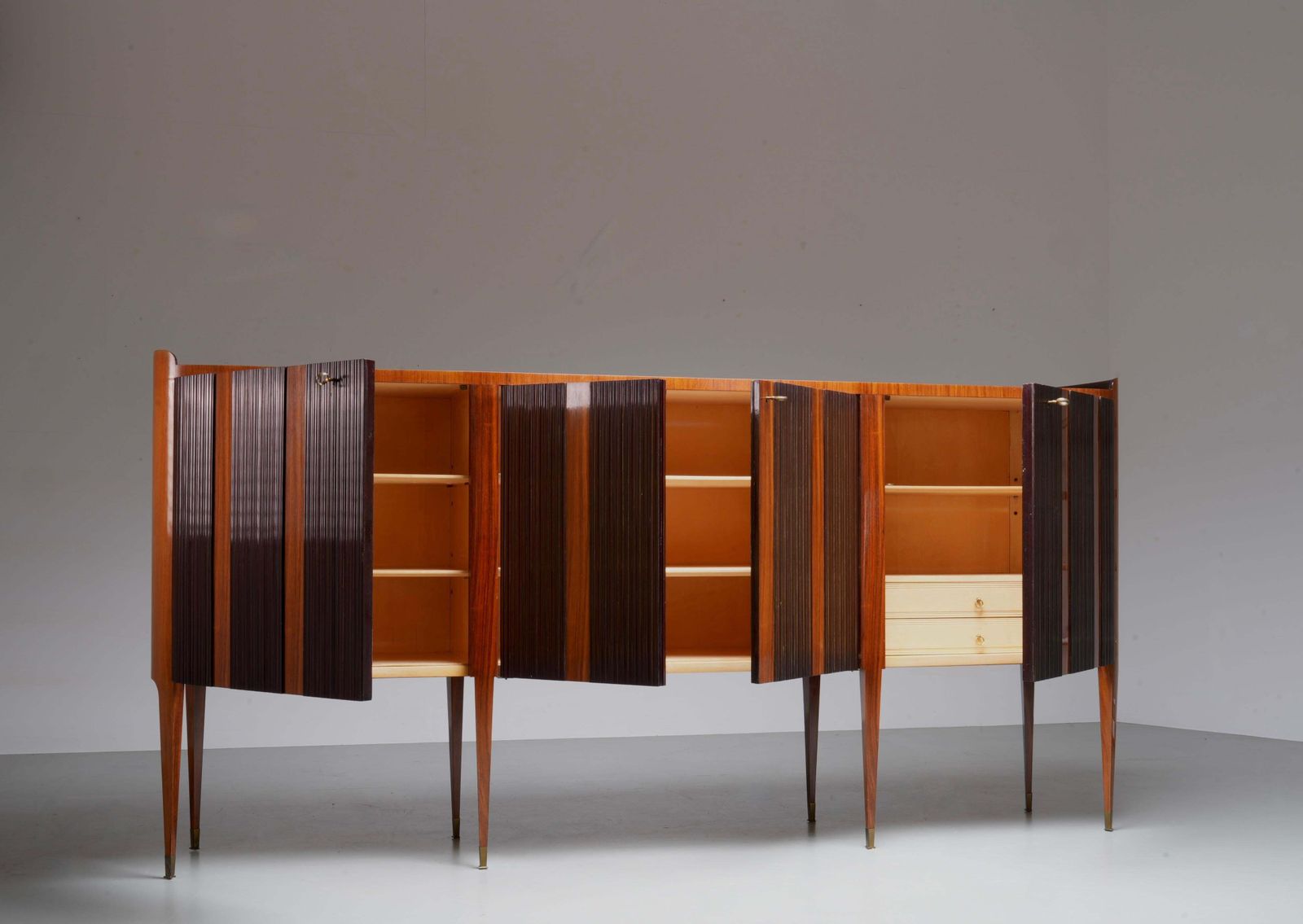 photo for sale Paolo Buffa Grande Credenza Op Acht Poten, Hout, Messing En Glas, Italië, Ca. Jaren 1950