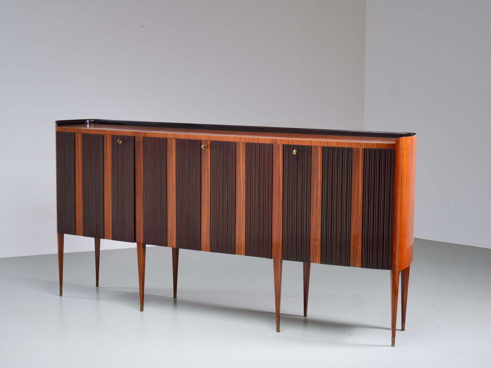 photo buy Paolo Buffa Grande Credenza Op Acht Poten, Hout, Messing En Glas, Italië, Ca. Jaren 1950