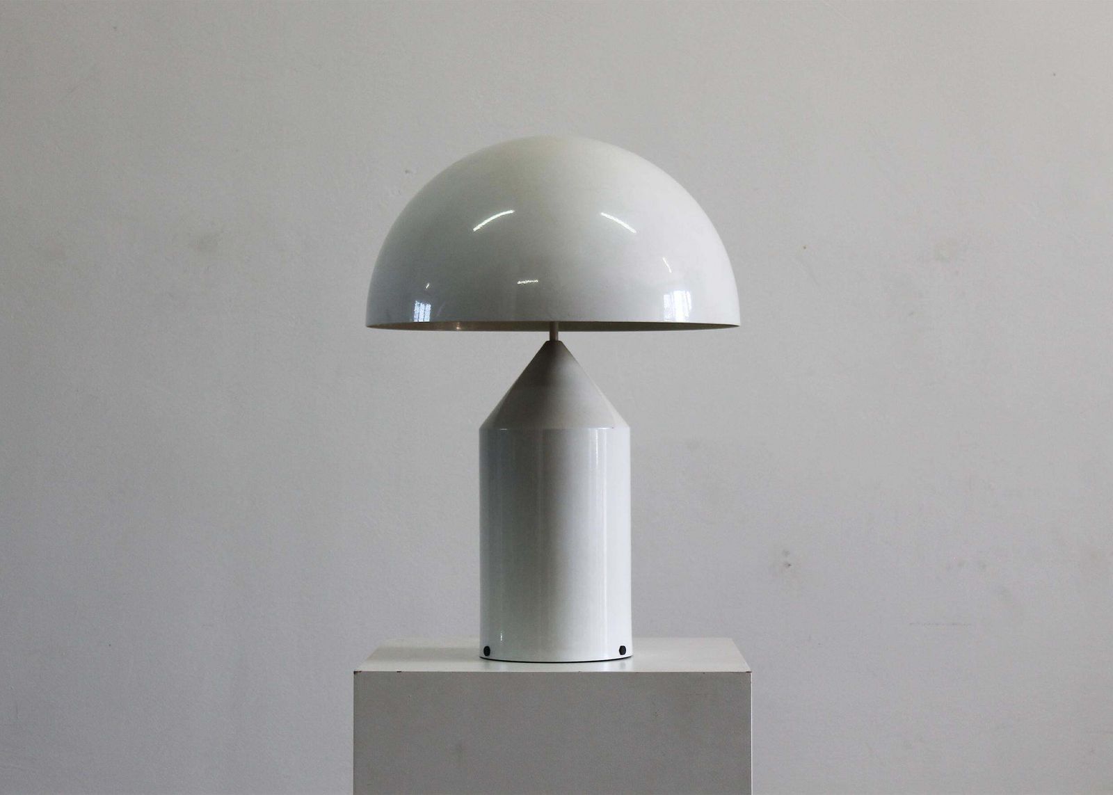 Vico Magistretti Atollo Table Lamp In White Lacquered Metal By Oluce 1970s photo furniture