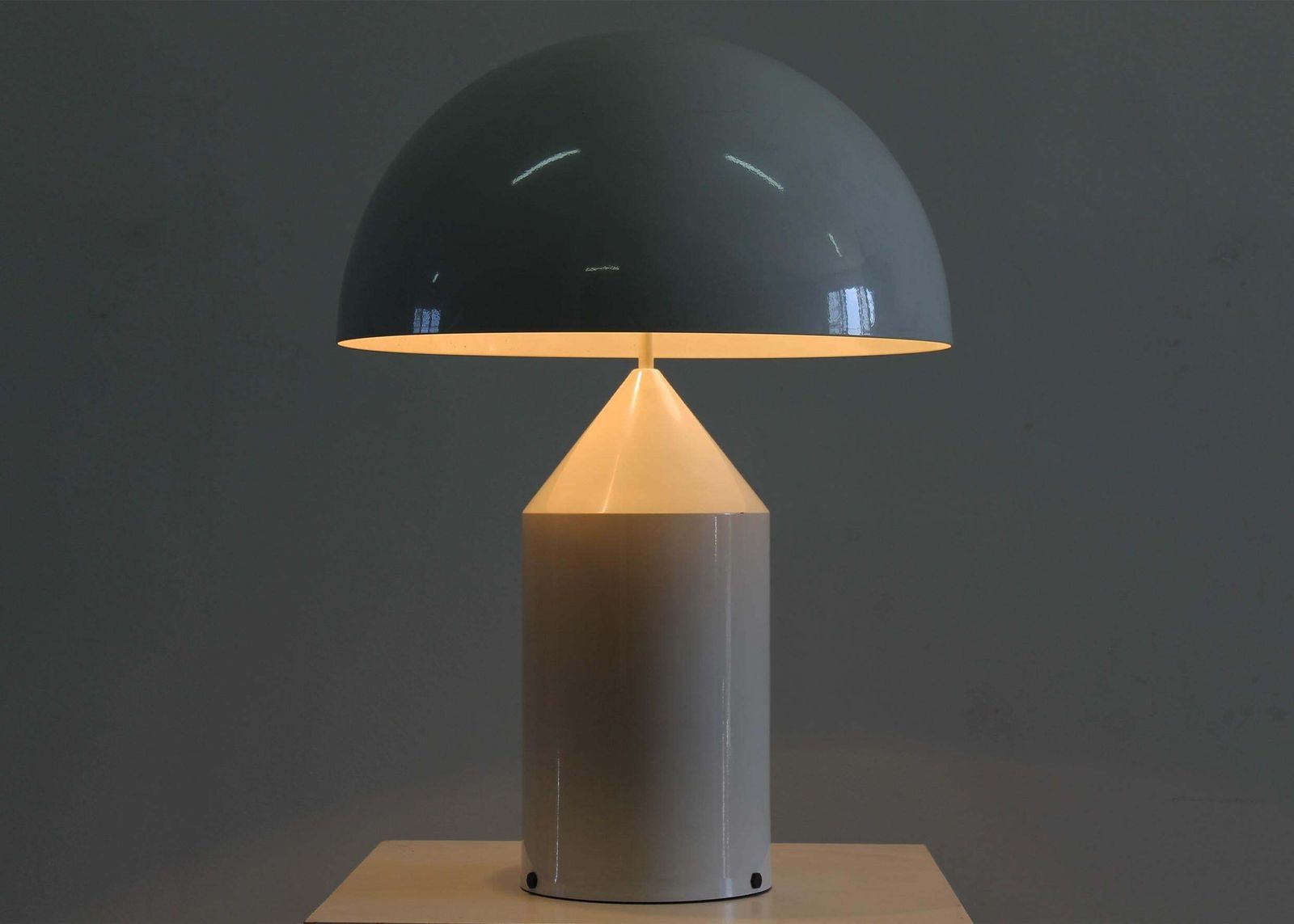 Vico Magistretti Atollo Table Lamp In White Lacquered Metal By Oluce 1970s photo for sale