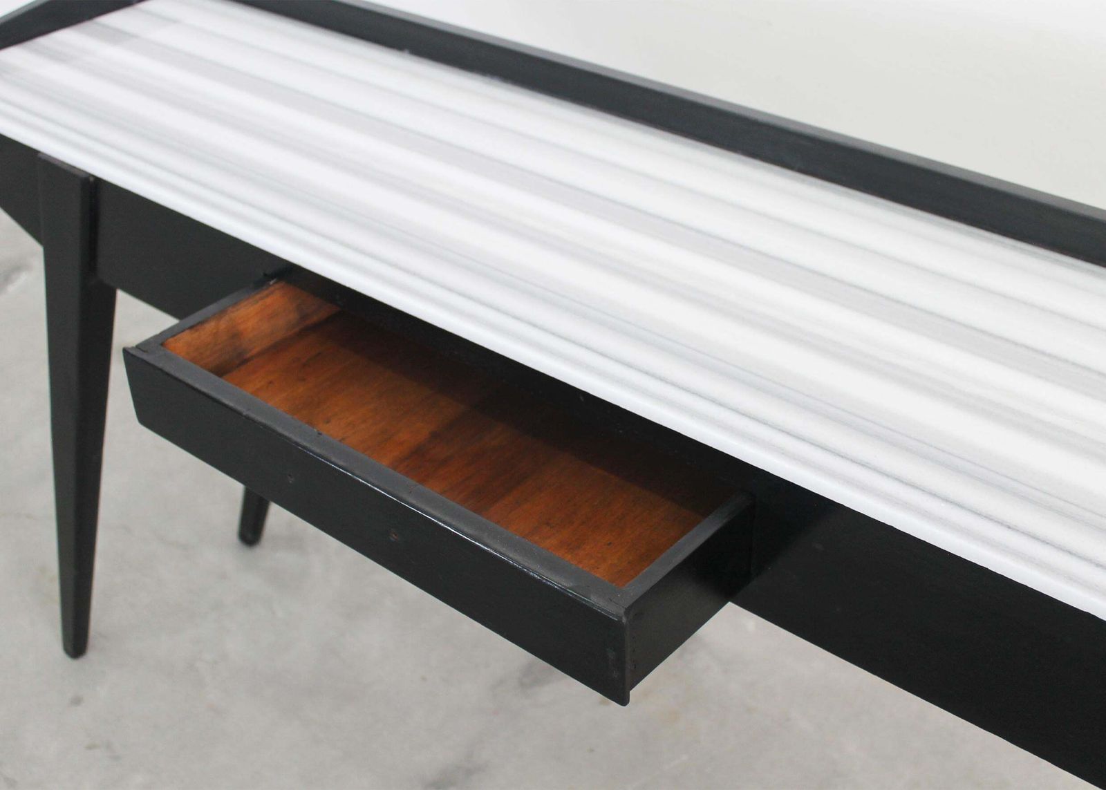 photo furniture Mid Century Modern Console Table In Black Lacquered Wood And Marble 1950s