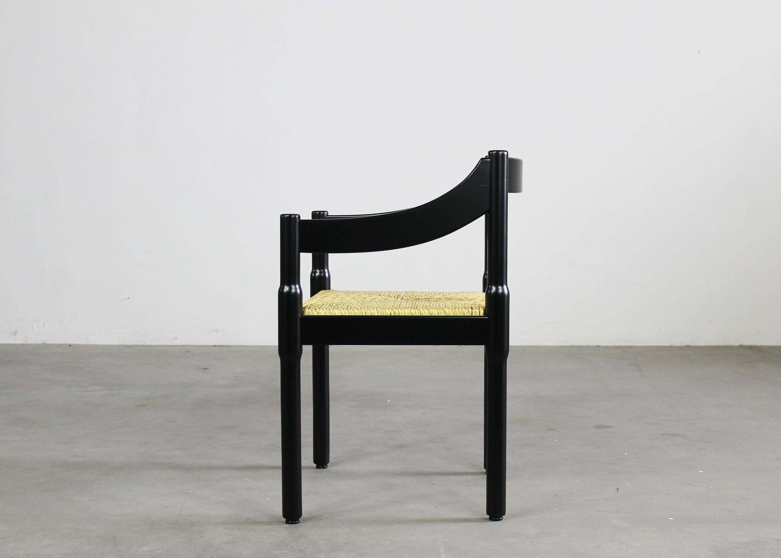 photo vintage Vico Magistretti Set Of Twelve Black Carimate Chairs By Cassina 1960s