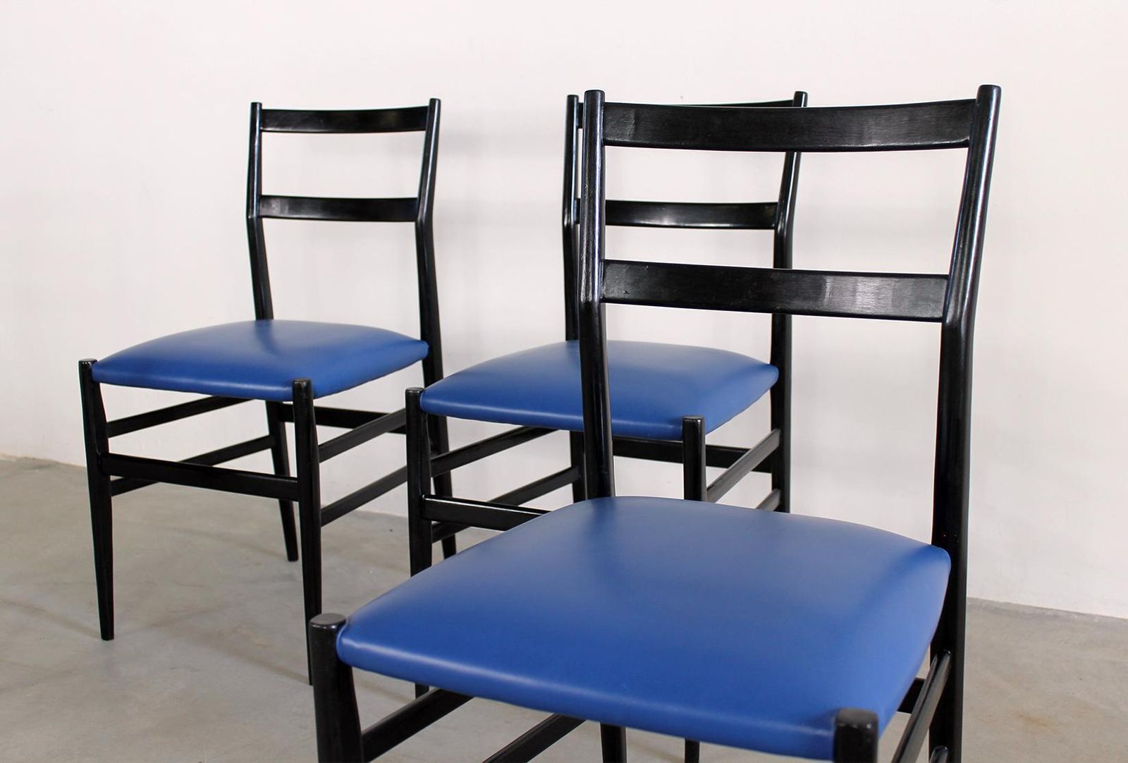 5227.0 Gio Ponti Set Of Four Leggera Dining Chairs By Cassina 1951 Italy photo