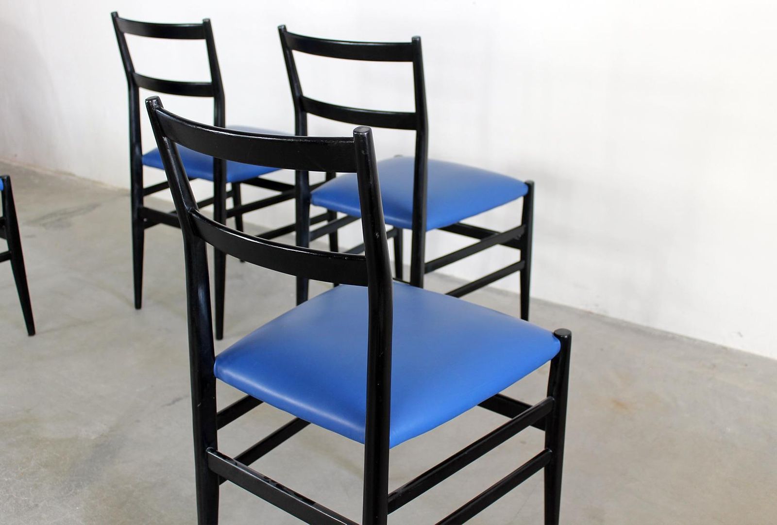 photo vinterior Gio Ponti Set Of Four Leggera Dining Chairs By Cassina 1951 Italy