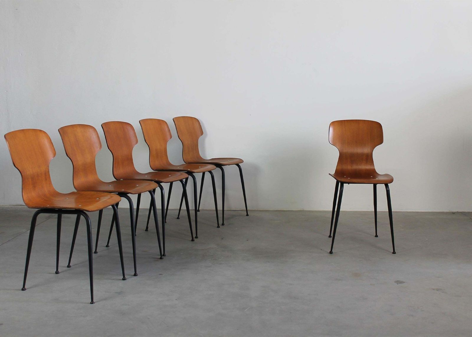 Carlo Ratti Set Of Six Chairs In Plywood By Industria Legni Curvati Lissone 1950 photo furniture