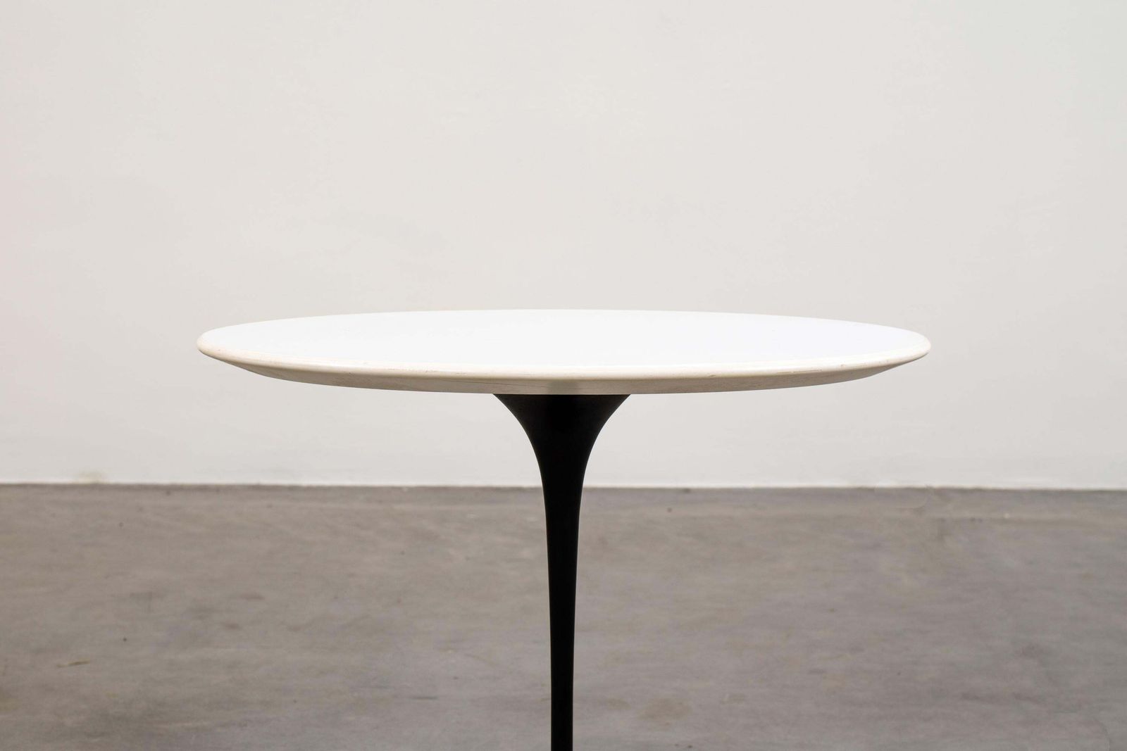 Eero Saarineen Set Of Two Black And White Low Tables In Wood And Aluminum 1990s photo Furniture