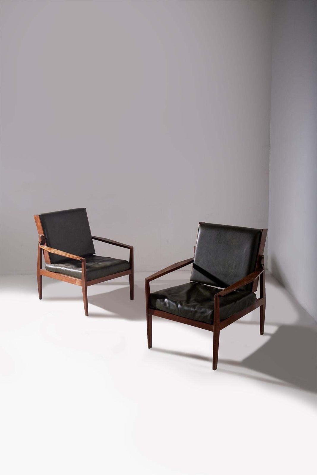 Italian Vintage Pair Of Dark Green Leather Armchairs photo for sale