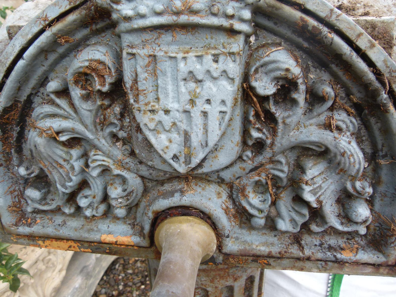 photo furniture Early 20th Century Urban Cast Iron Fountain With A Low Lying Sink