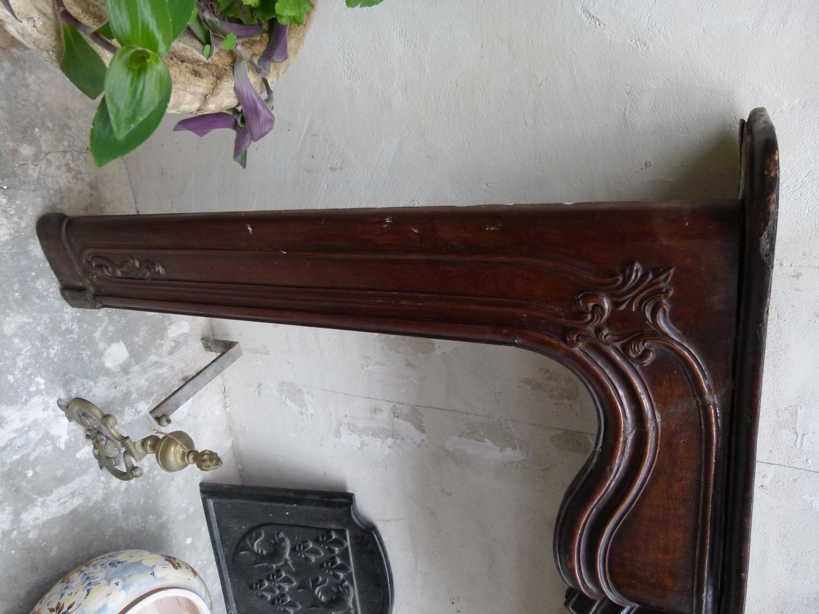photo vintage Louis XVI Style Wooden Carved Fireplace Mantel