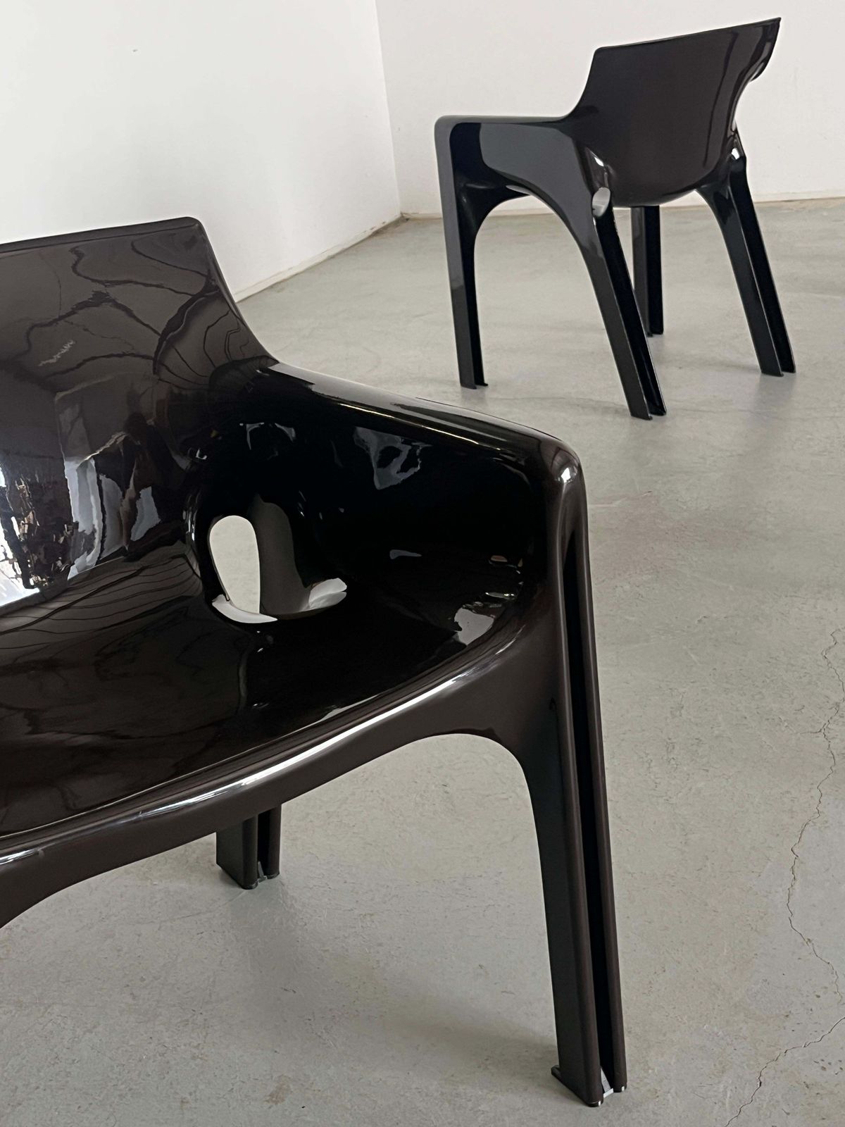 1 Of 4 Dark Brown 'Gaudi' Chairs, Vico Magistretti For Artemide, Early Model photo vintage