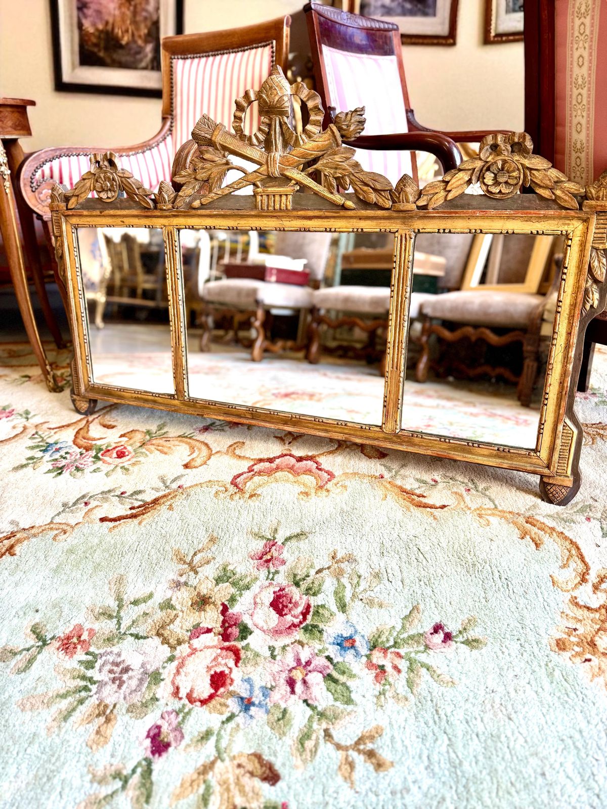 photo vintage 19th Century French Neoclassical Giltwood Wall Mirror With Crest