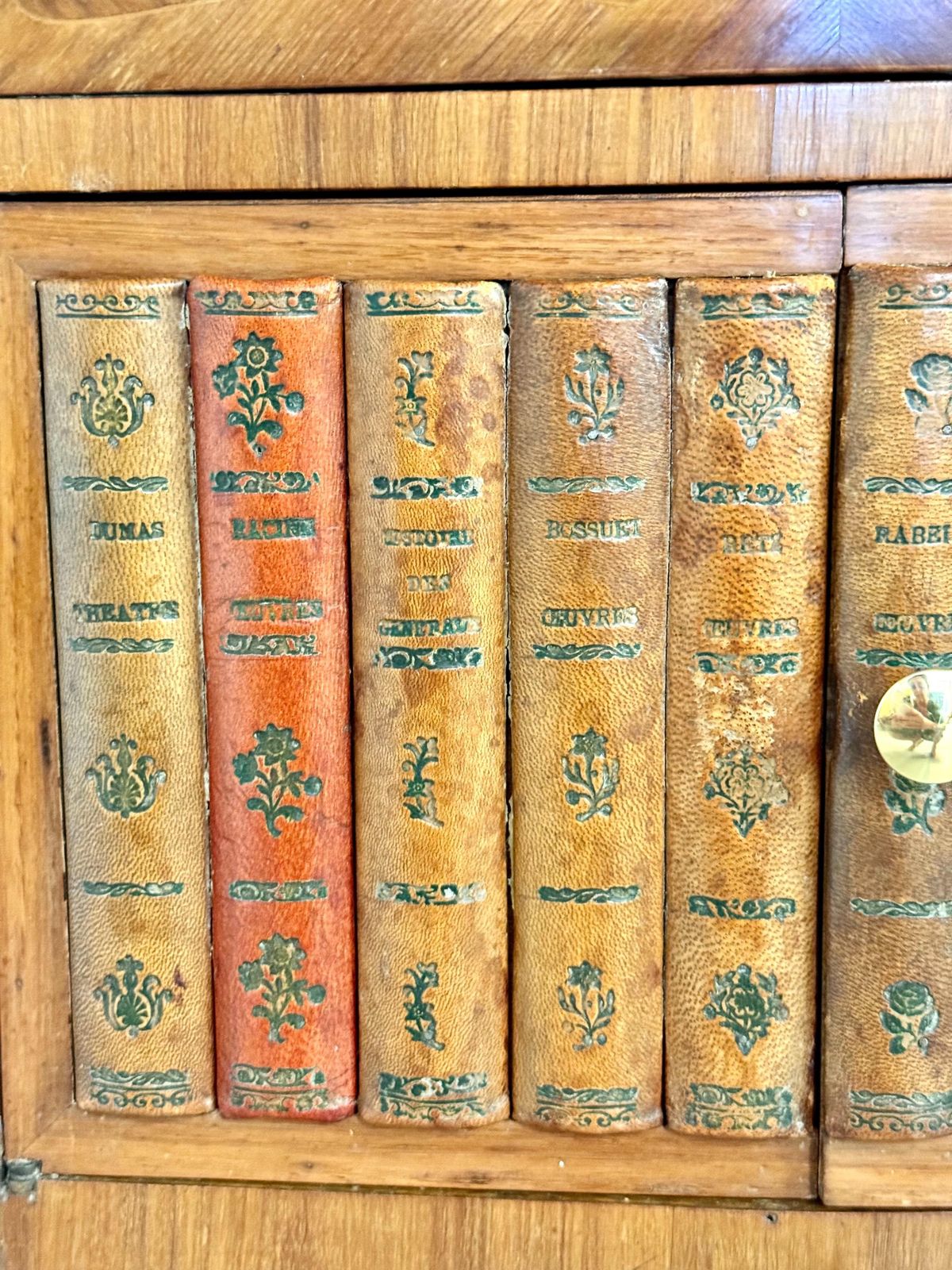 photo vinterior Pair Of Louis XV Style Nightstands With Faux Book Front, 19th Century