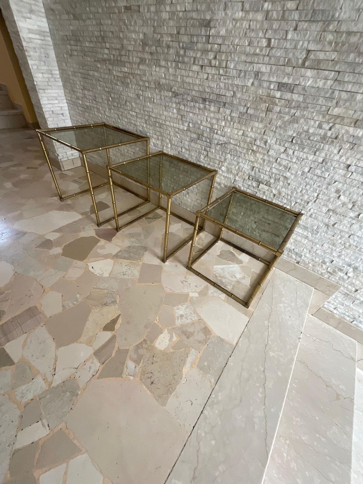 photo vinterior Set Of 3 Interlocking Tables Made Of Brass Worked In The Shape Of Bamboo, And Glass Italy