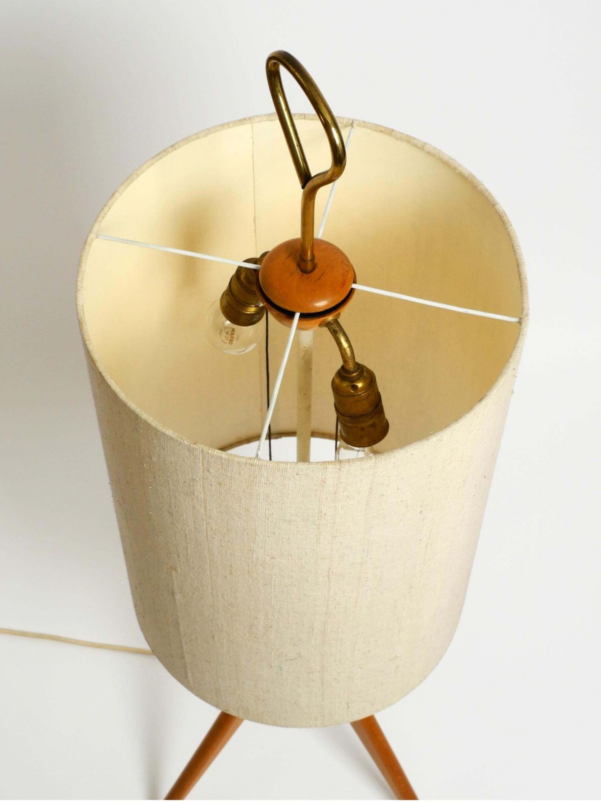 photo vintage Beautiful Mid Century Tripod Walnut Wood Floor Lamp With Large Fabric Shade
