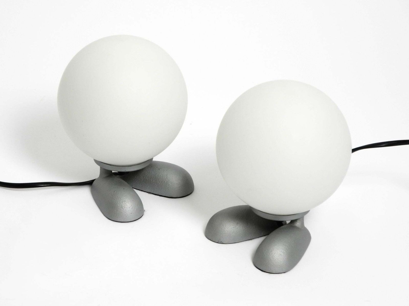 photo vinterior Pair Of 1990s Table Lamps With A Cast Aluminum Base With Feet Made By Sompex