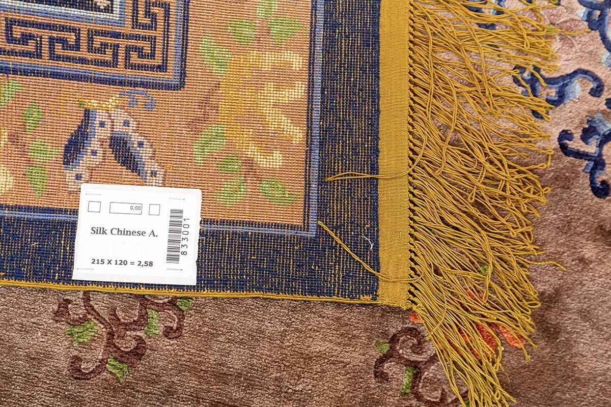 photo vinterior Chinese Silk Rug – Floral Harmony From The Mid 20th Century