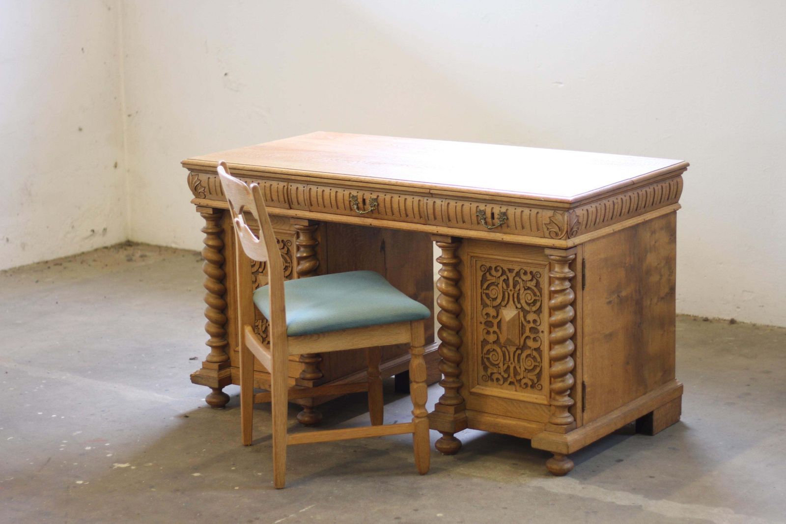 Handcrafted 1960s Danish Oak Desk, Deep Patina, Sculptural Mid Century Design photo vinterior