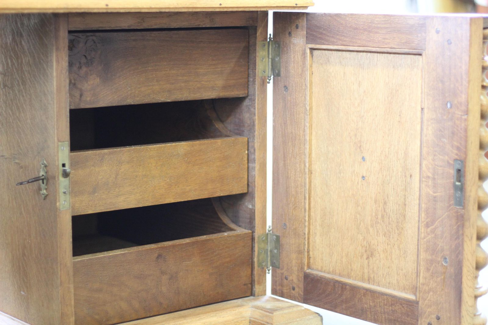 photo vintage Handcrafted 1960s Danish Oak Desk, Deep Patina, Sculptural Mid Century Design
