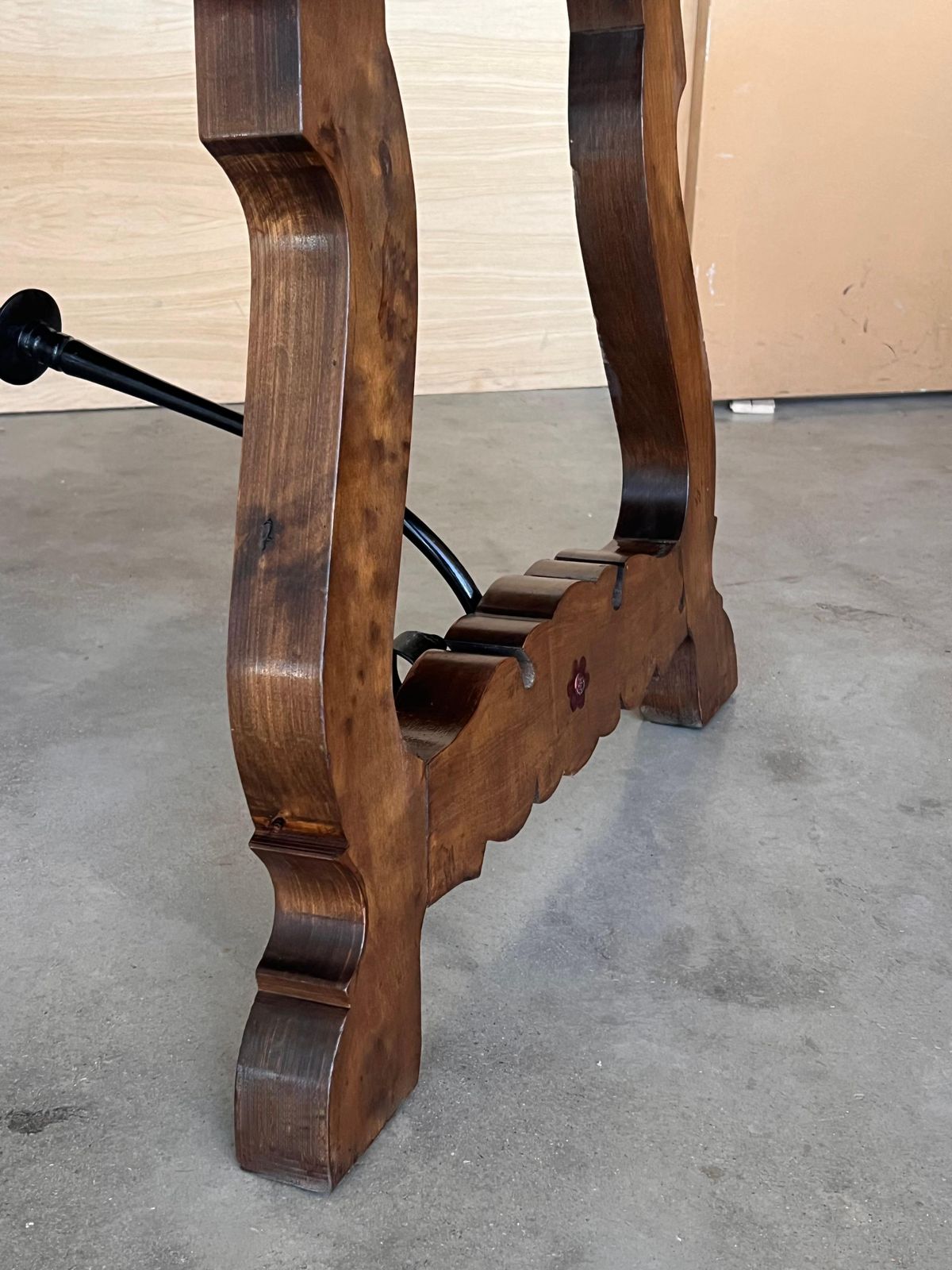 7783.0 Table à manger ou console en noyer à pieds en lyre, Espagne, XIXe siècle photo