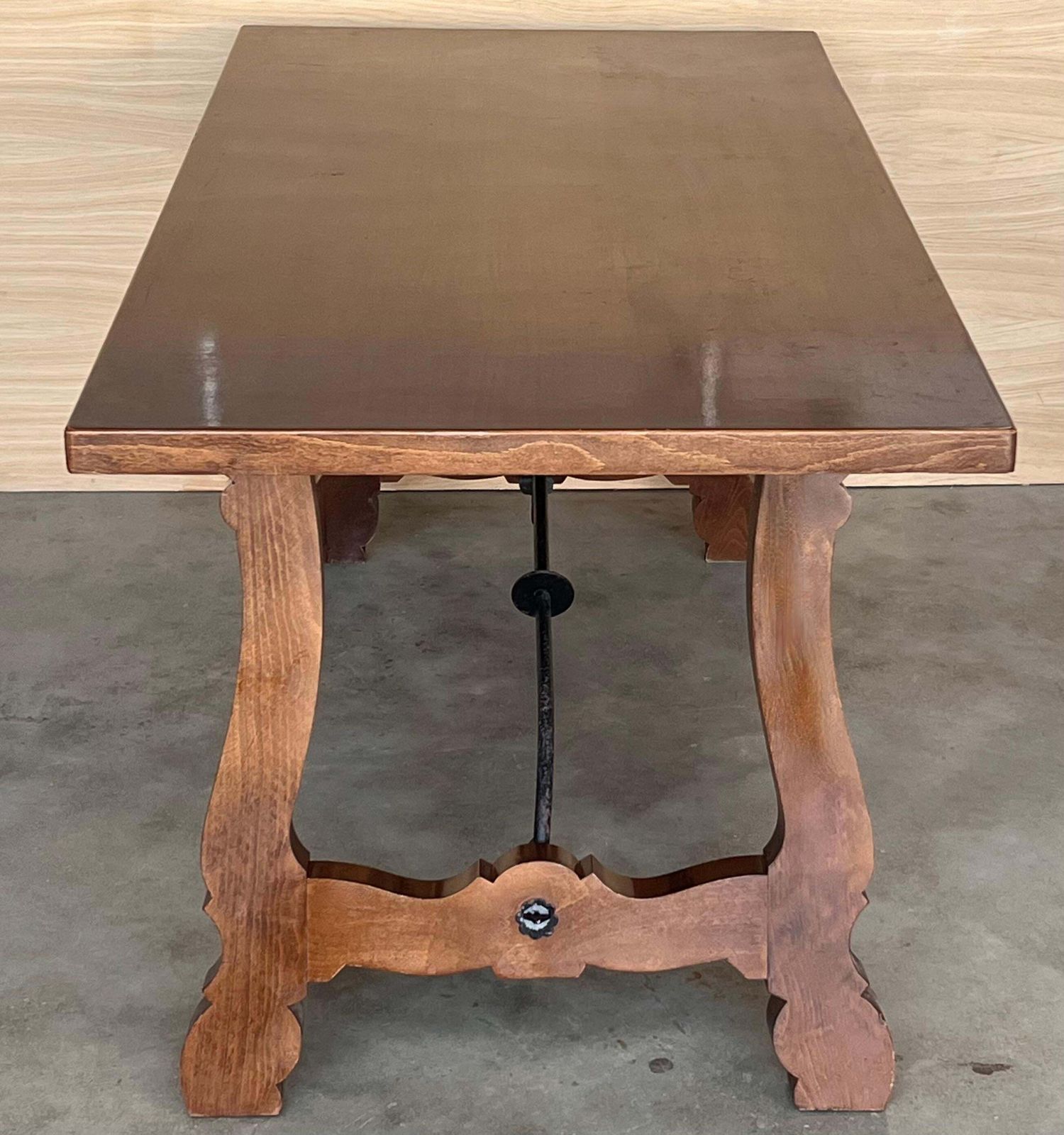 Table à manger ou console en noyer, pieds en lyre et plateau épais, Espagne, XXe siècle photo vintage