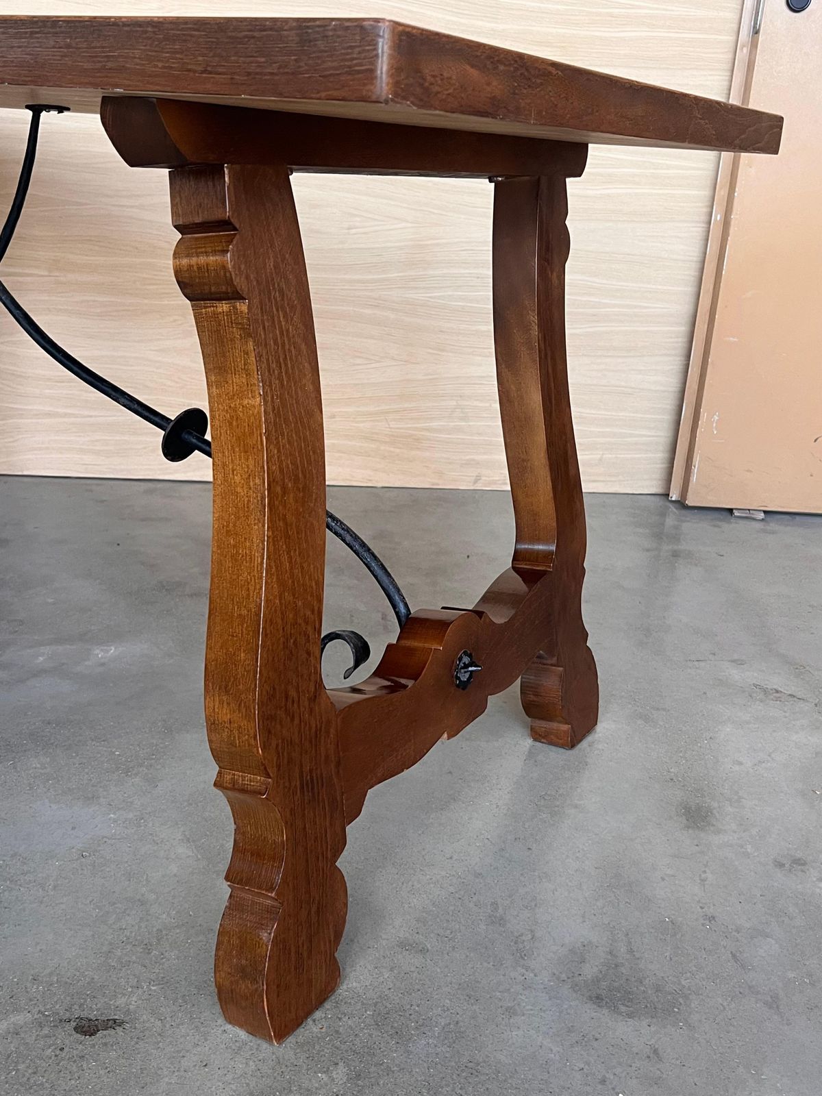 photo for sale Table à manger ou console en noyer, pieds en lyre et plateau épais, Espagne, XXe siècle