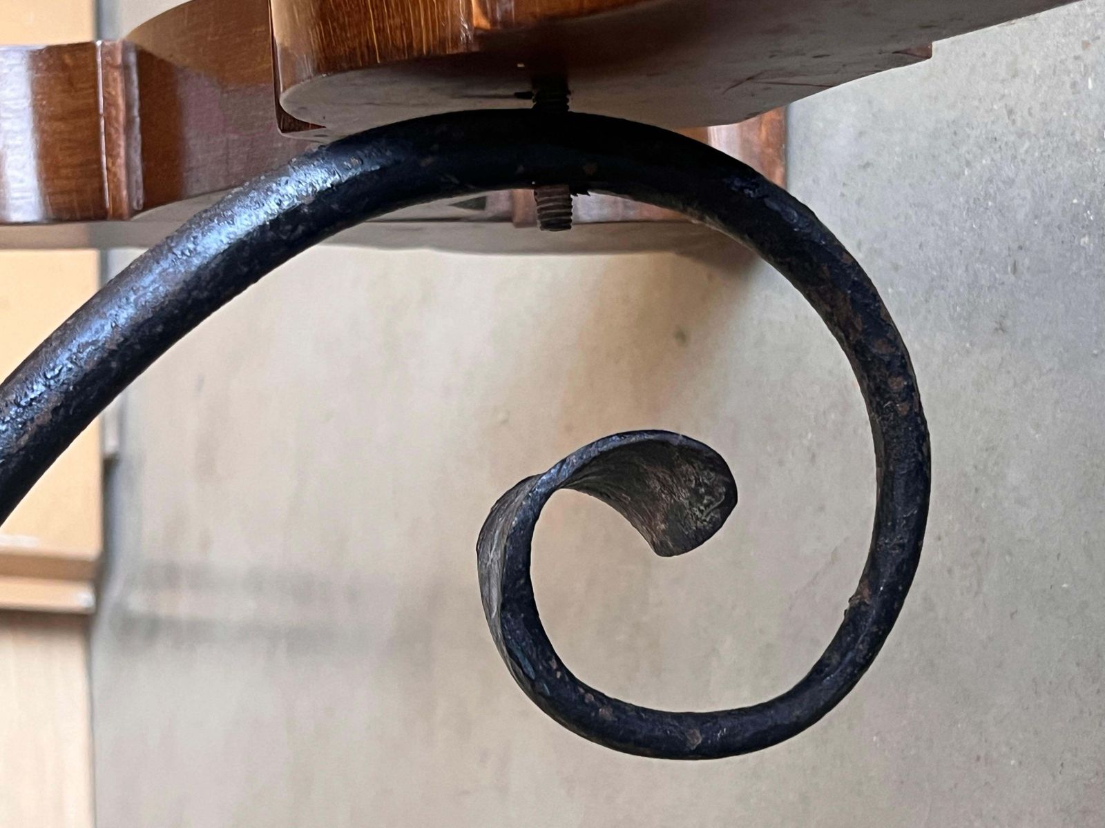 photo vinterior Table à manger ou console en noyer, pieds en lyre et plateau épais, Espagne, XXe siècle