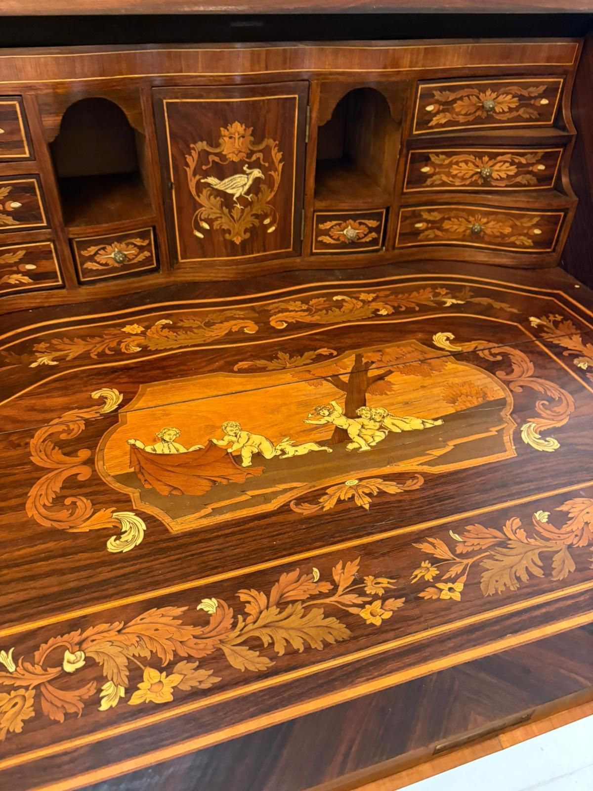 photo vintage Outstanding Quality Antique Italian Marquetry Inlaid Burr Walnut Bookcase