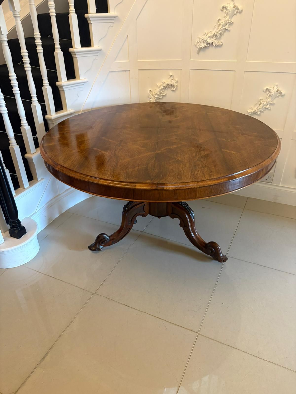 photo furniture Antique 19th Century Quality Carved Rosewood Circular Dining Table