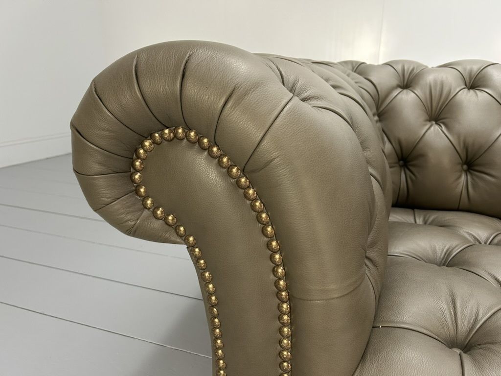 photo vinterior George Smith “Early Victorian Chesterfield ” Sofa – In Grey Brown Leather