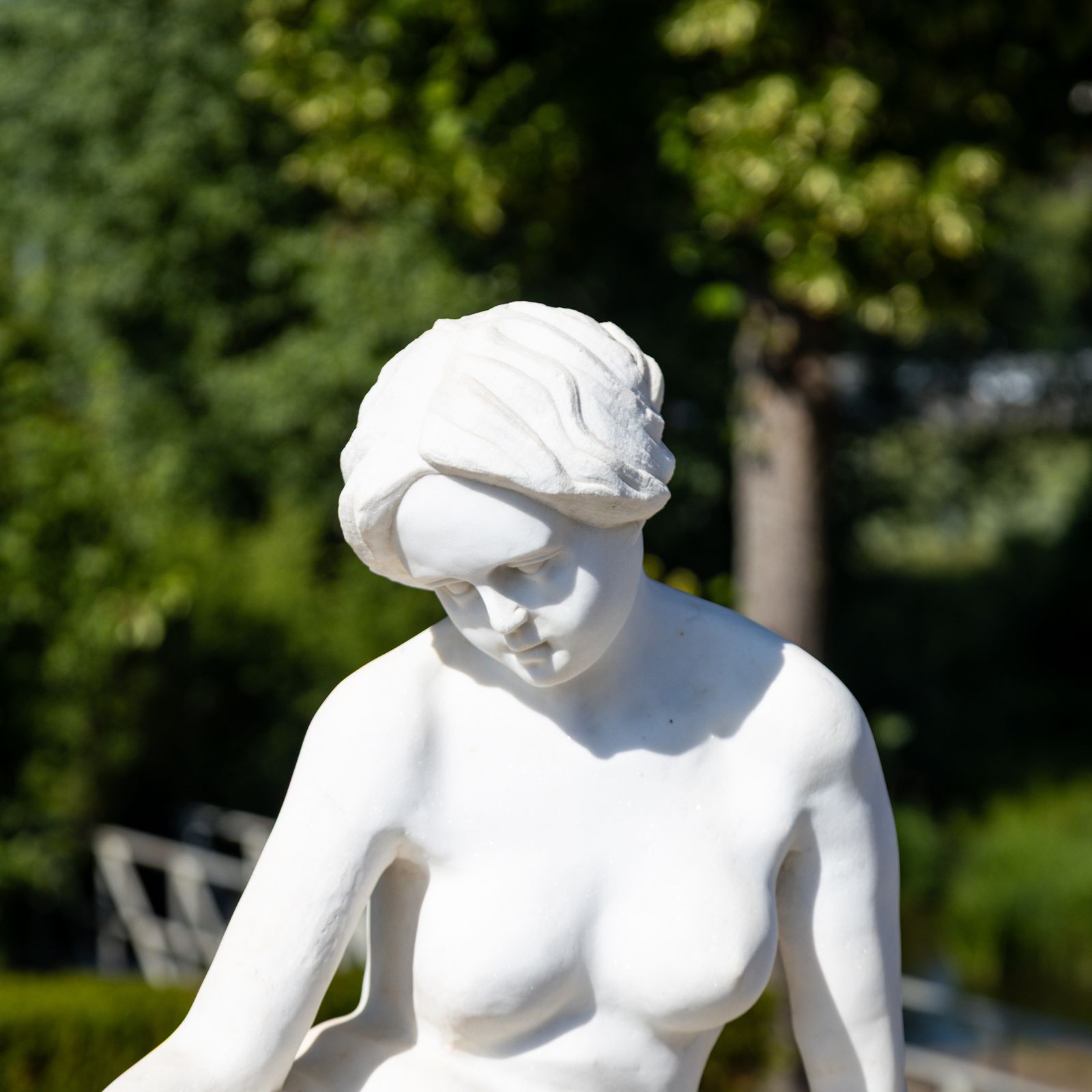 photo furniture Reclining Female Nude In Marble, Early 20th Century