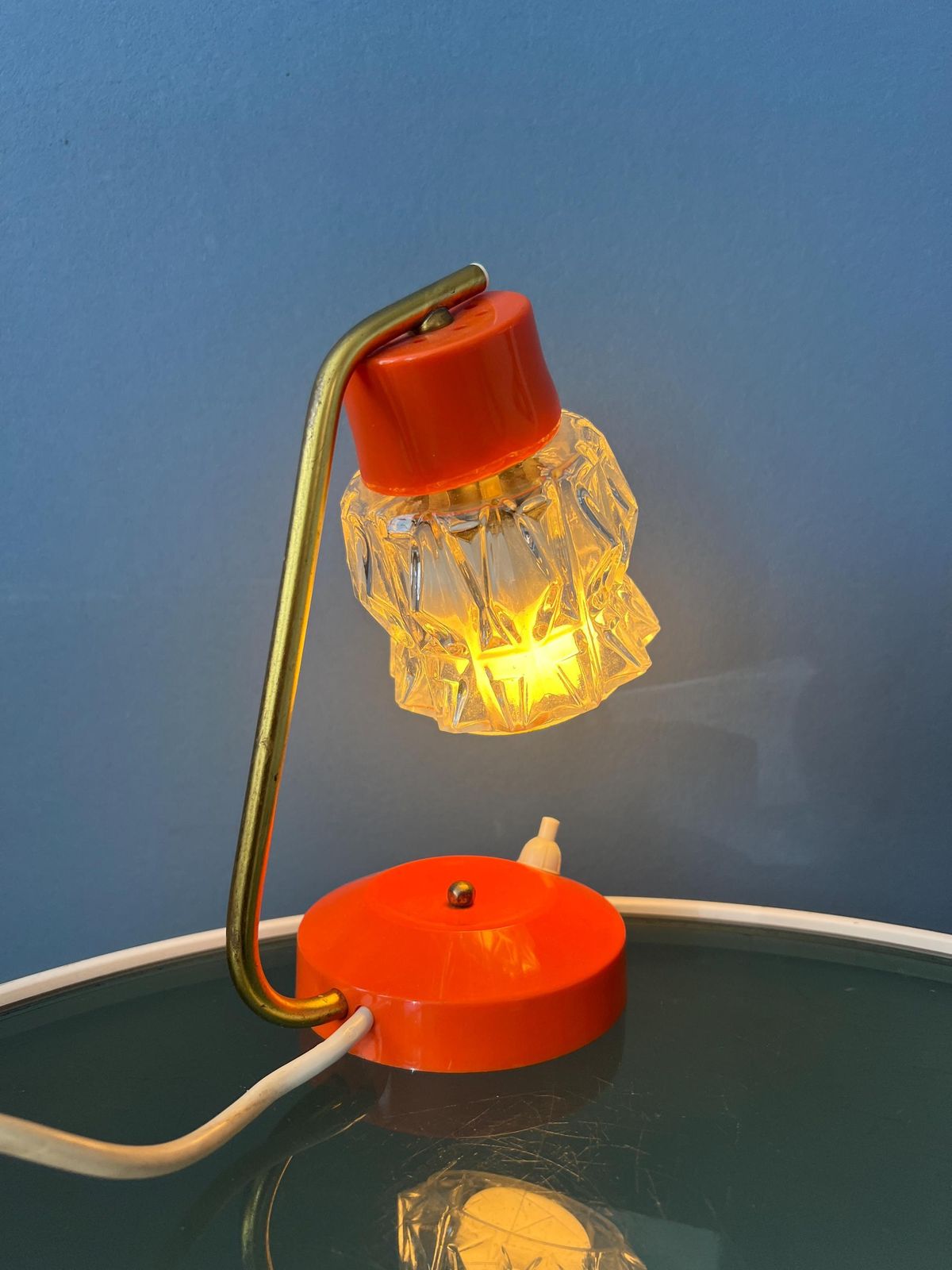 Kleine Oranje Bureaulamp Met Heldere Kristallen Glazen Kap photo furniture
