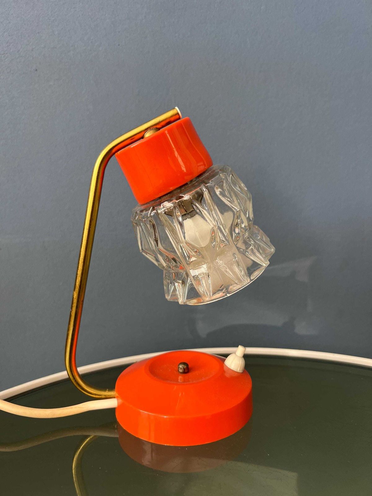 Kleine Oranje Bureaulamp Met Heldere Kristallen Glazen Kap photo 163.0
