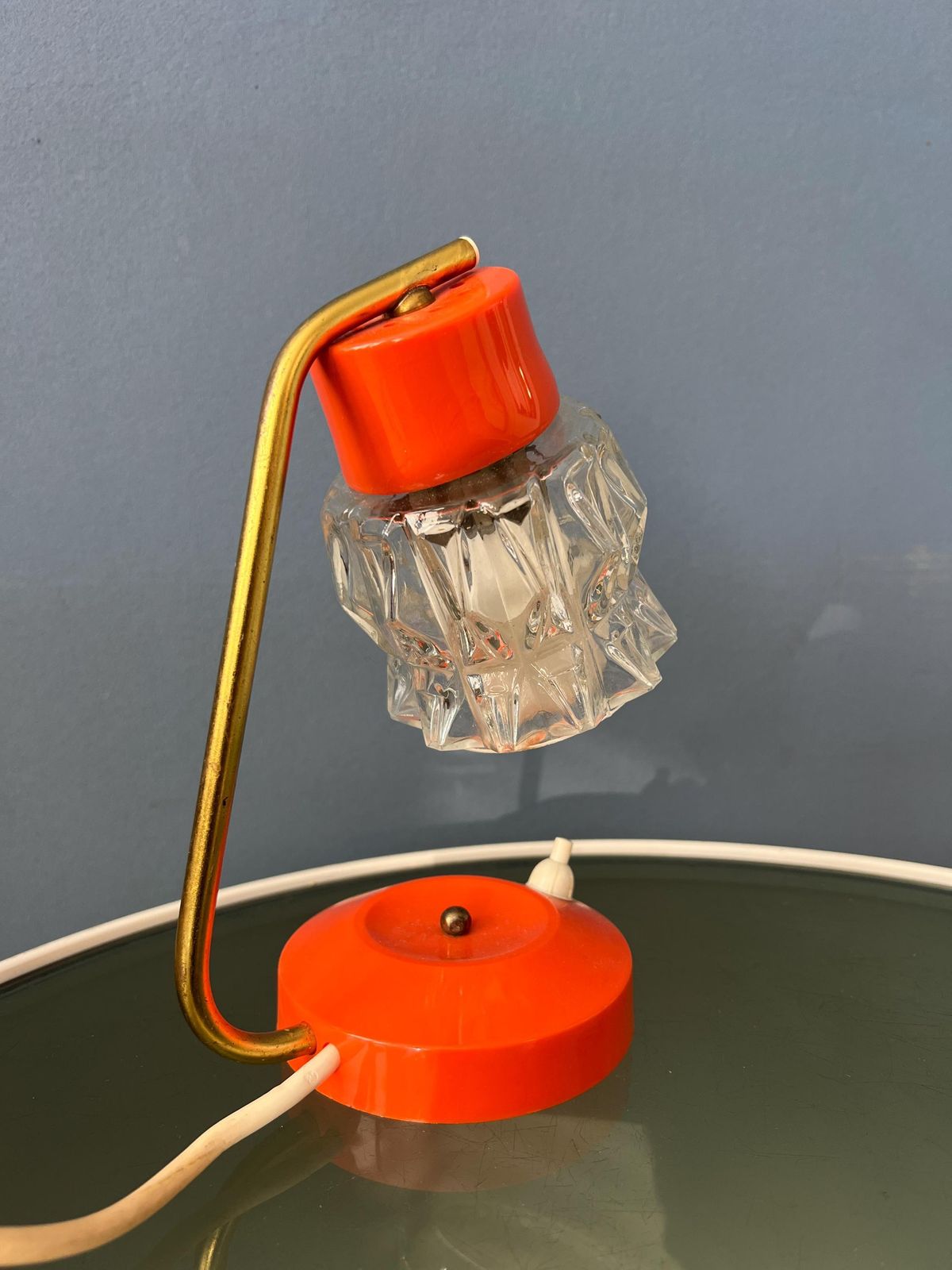 Kleine Oranje Bureaulamp Met Heldere Kristallen Glazen Kap photo vinterior