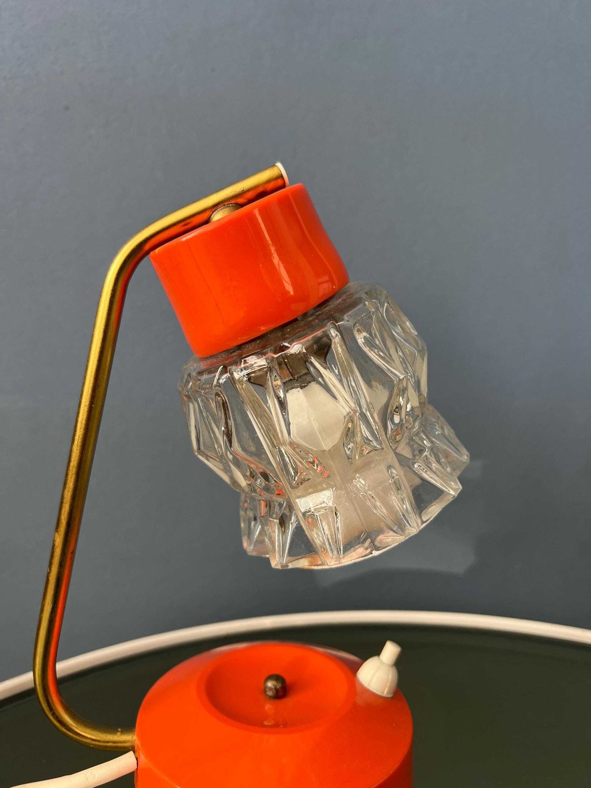 photo furniture Kleine Oranje Bureaulamp Met Heldere Kristallen Glazen Kap