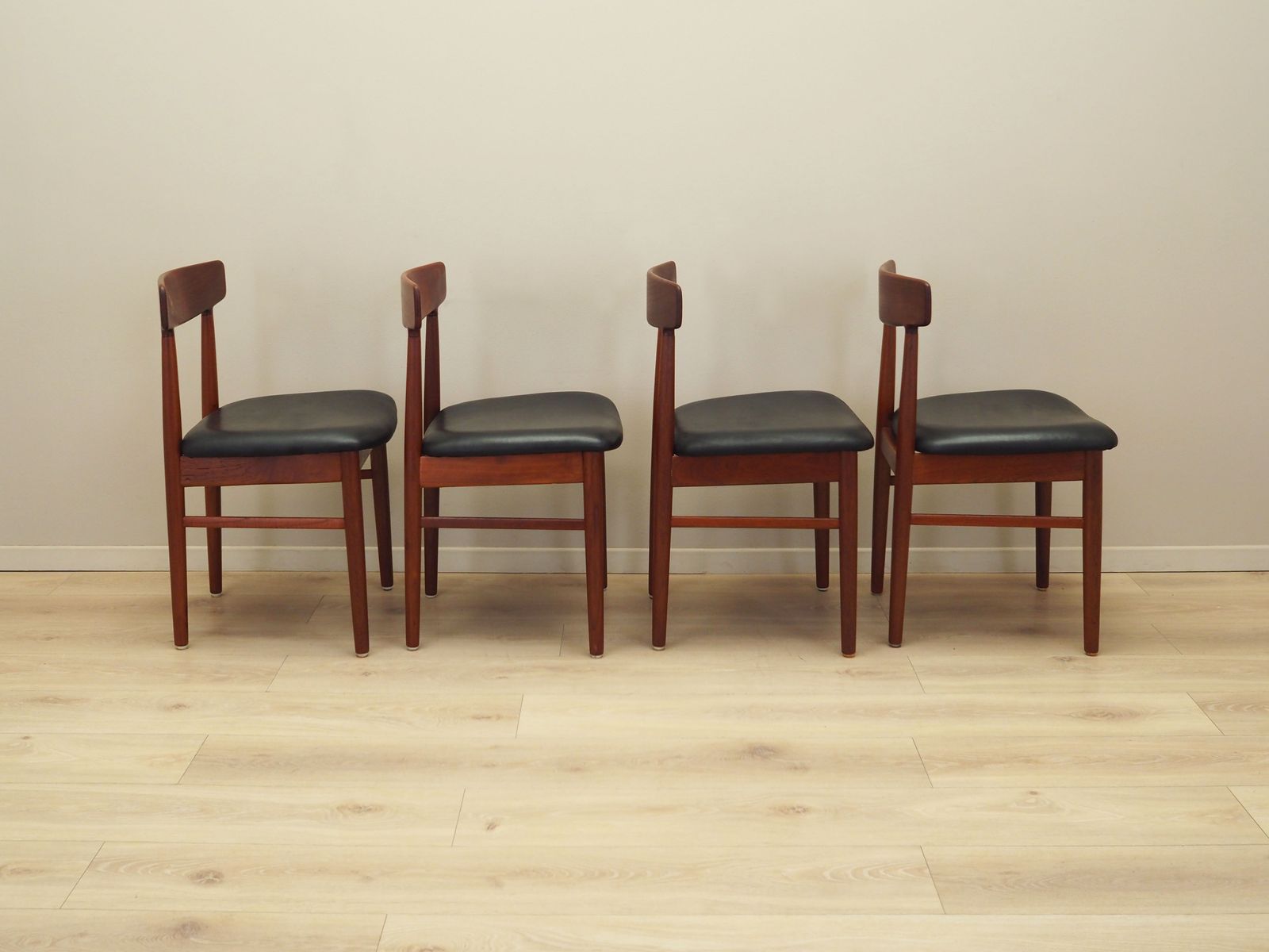 photo for sale Set Van Vier Teakhouten Stoelen, Deens Design, Ca. Jaren 1960, Fabrikant: Bruno Hansen, Ontwerper: Henning Kjærnulf