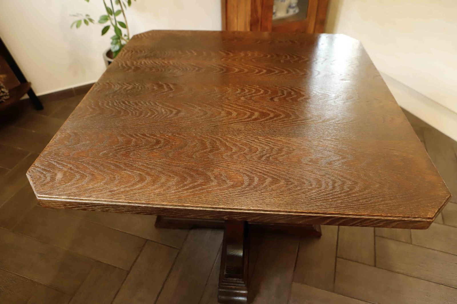 photo vinterior Rustieke eiken tafel met centrale voet