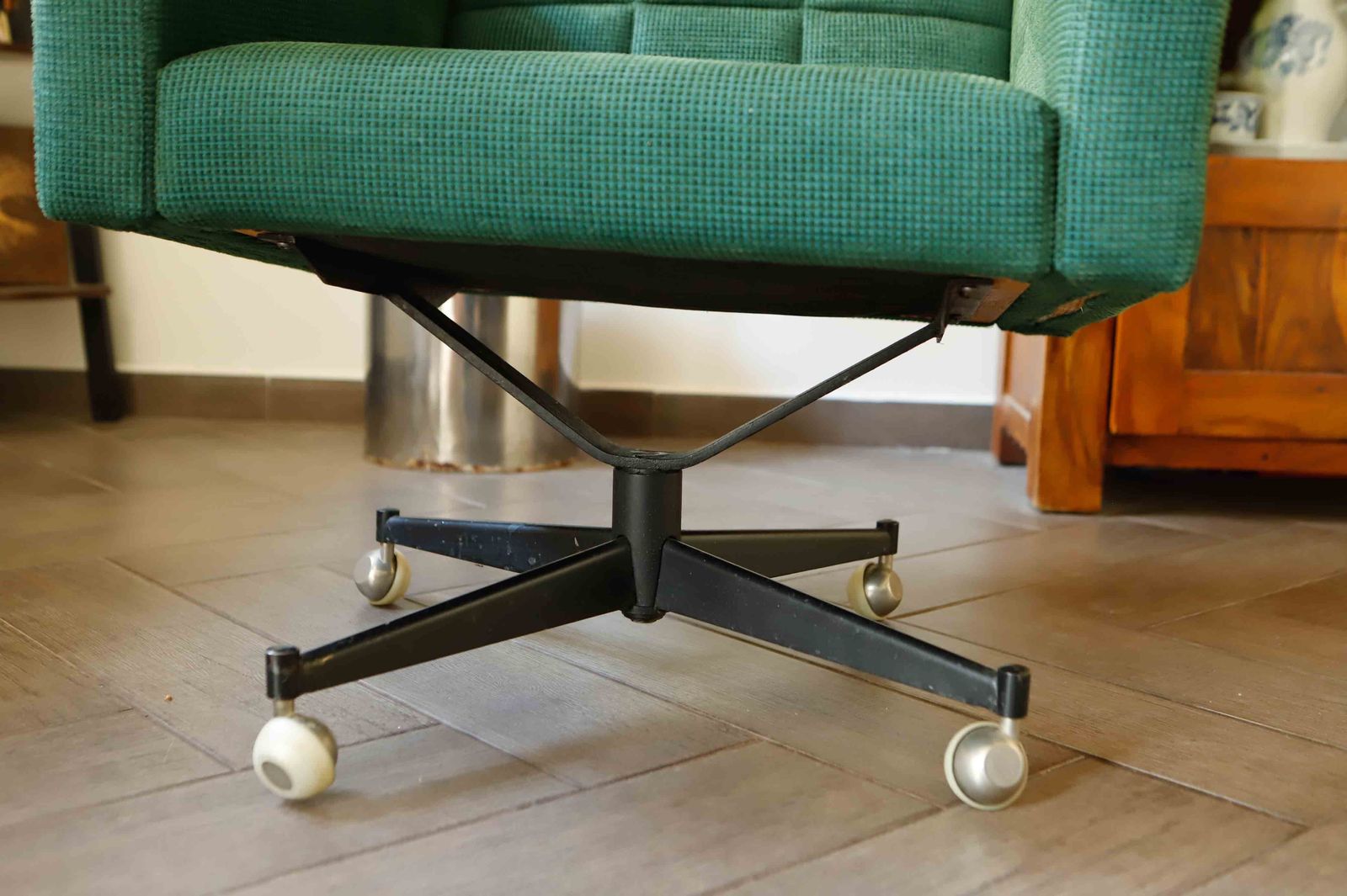 photo vintage Pair Of Retro Swivel Chairs On Casters