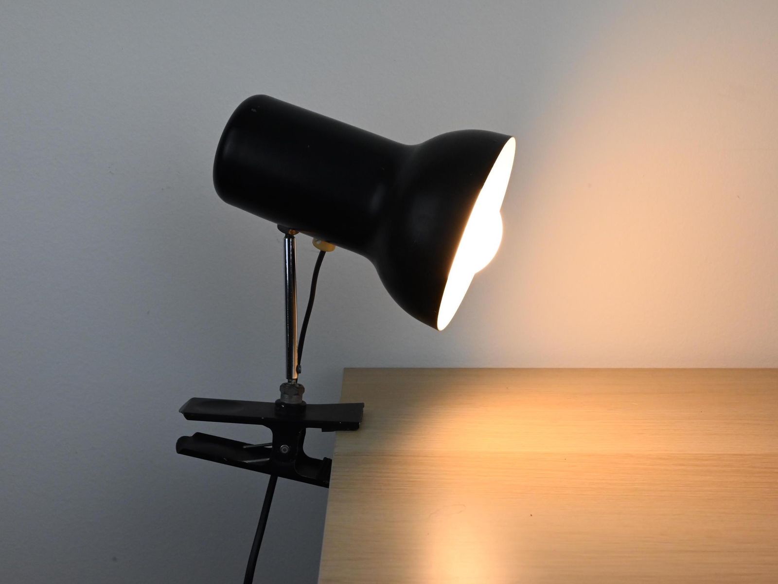Vintage Black Metal Clip On Lamp, Metal Lamp, Desk Metal Lamp, Table Lamp, Desk Lamp, Bedside Lamp, Clip On Lamp, Black Lamp, Vintage Lamp photo vinterior