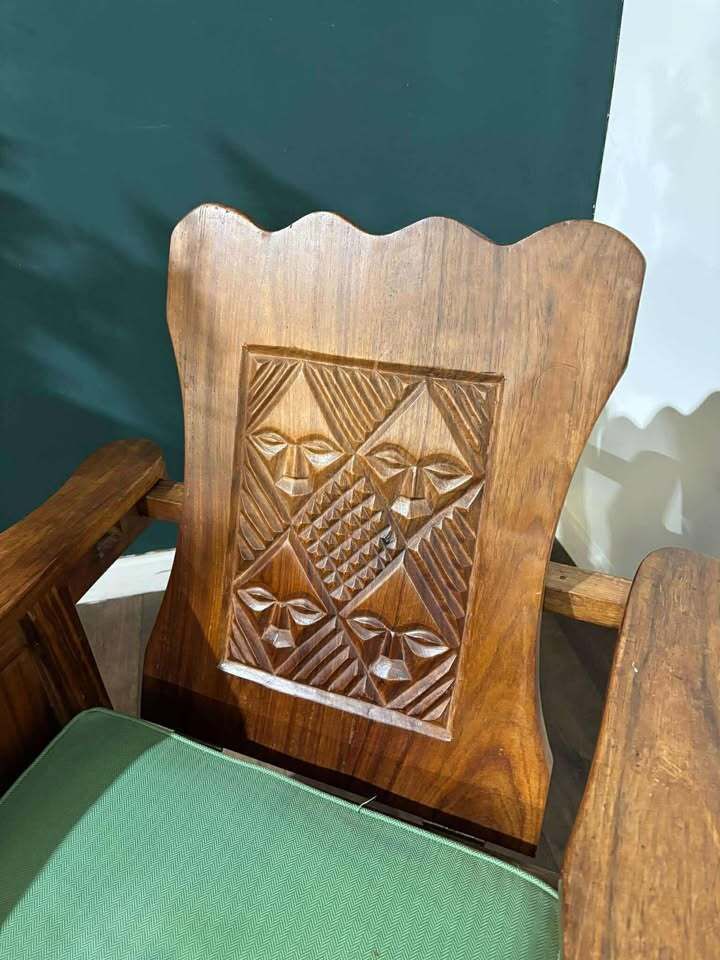 photo vinterior Adjustable Decorative Chair With Tribal Inspired Carvings