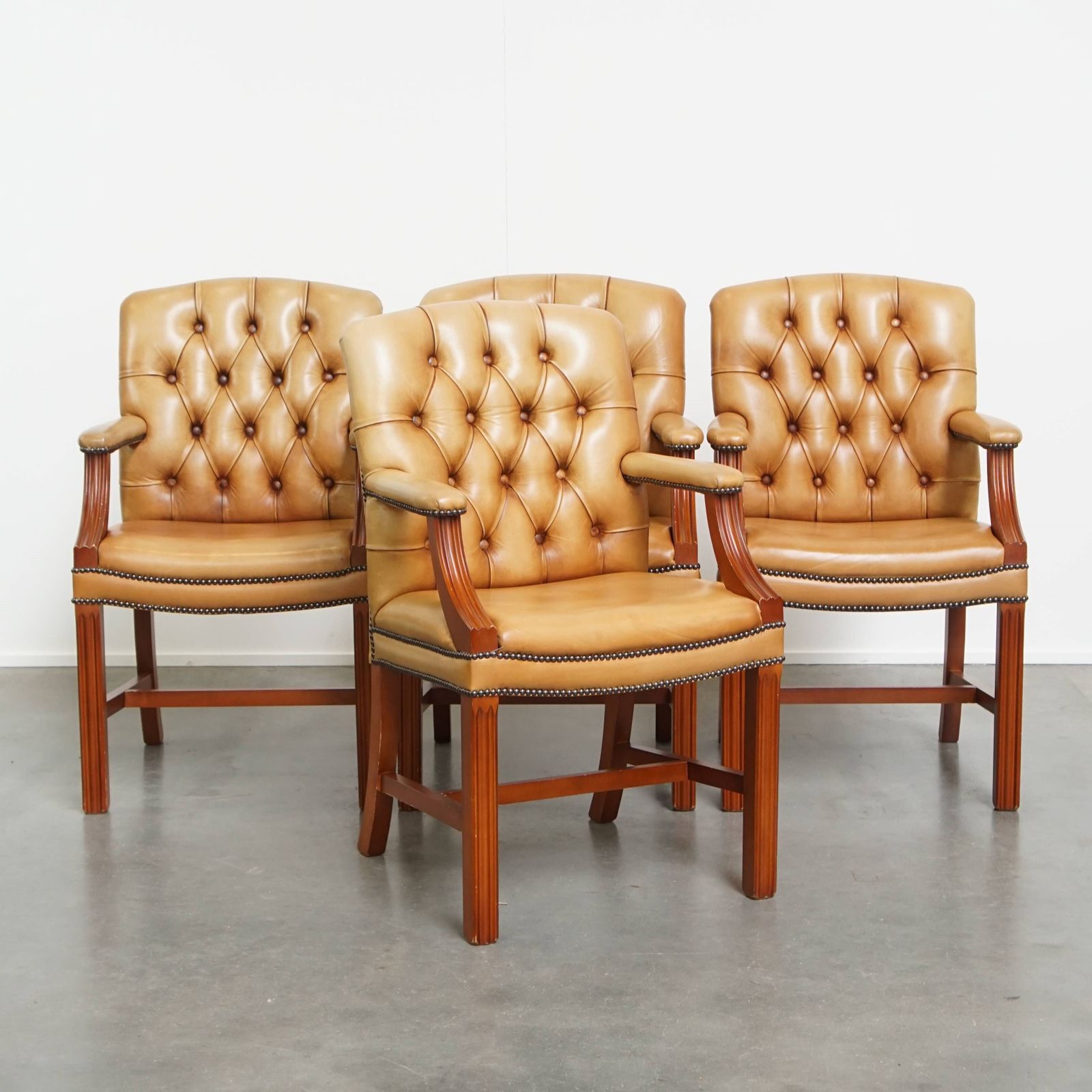 Set Van 4 Chesterfield Eetkamer /Vergaderstoelen In Koeienleer, Lichtcognac