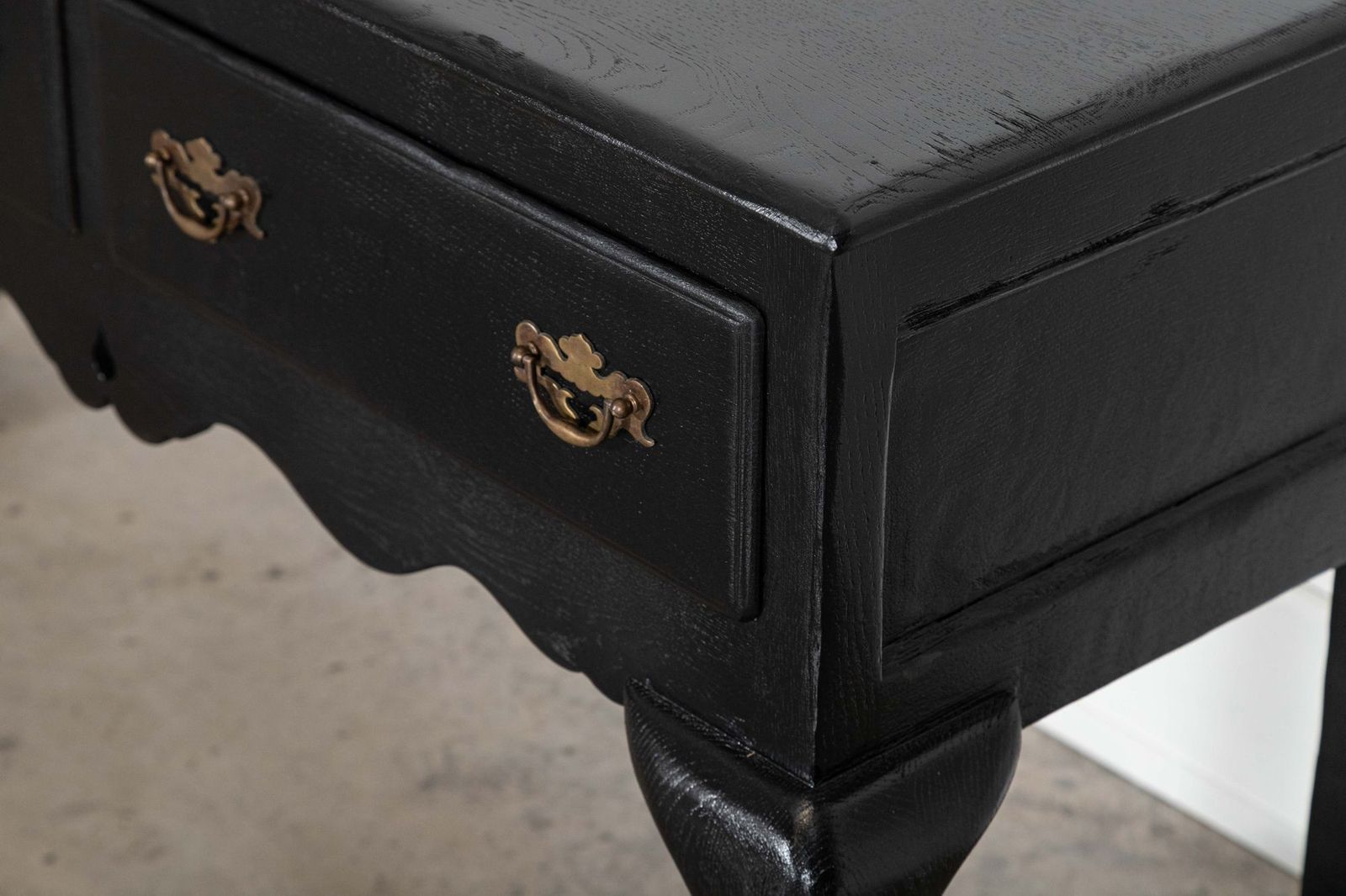 photo vinterior Large 19thc English Ebonised & Lacquered Oak Dresser Base