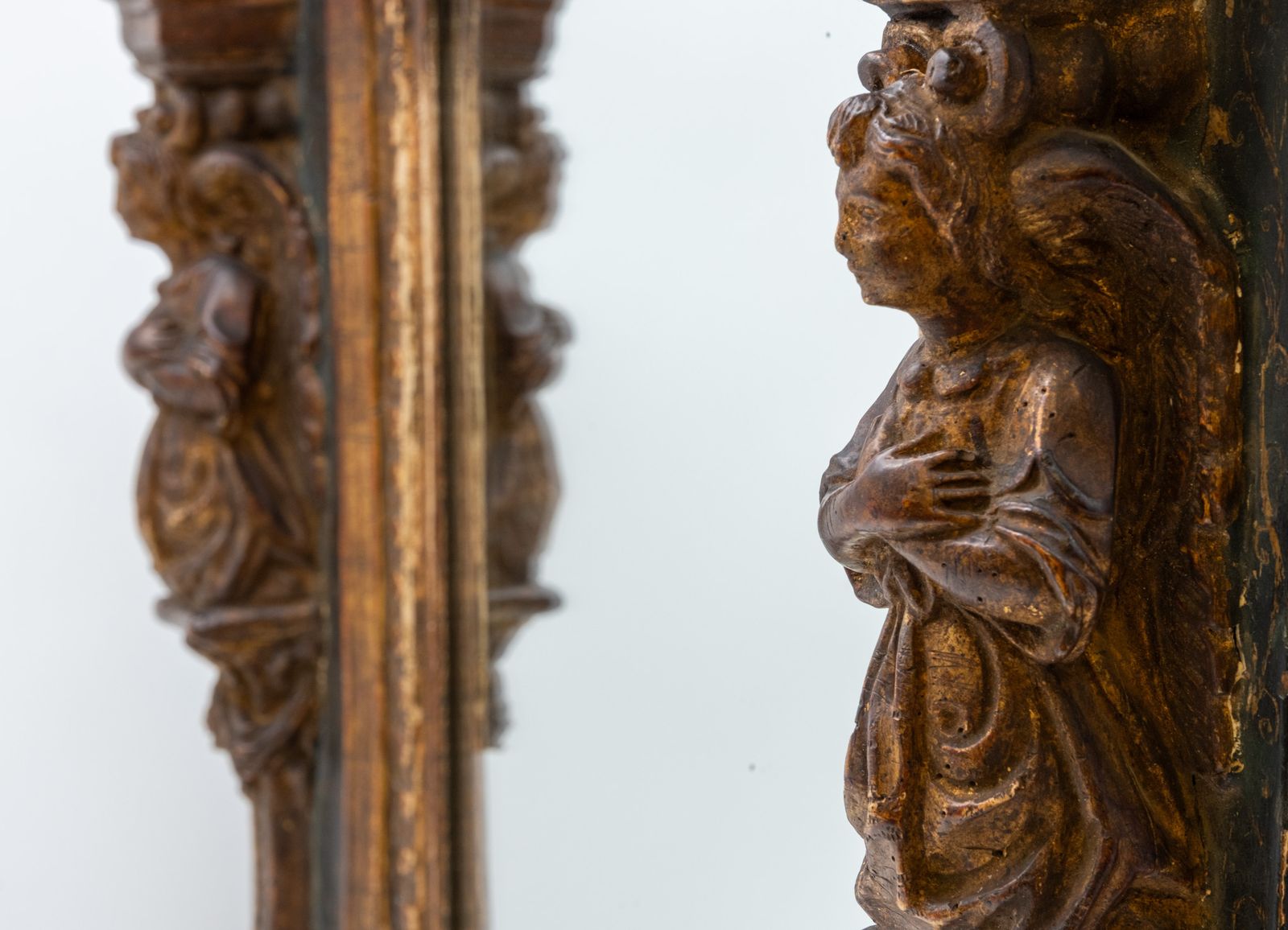 photo vintage 18th Century Italian Giltwood & Prussian Blue Painted Wall Mirror With Caryatid Side Columns