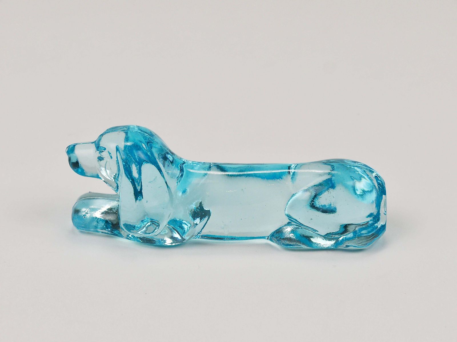photo vintage 6 French Art Deco Dachshund Basset Hound Knife Rests, Light Blue Glass, 1930s